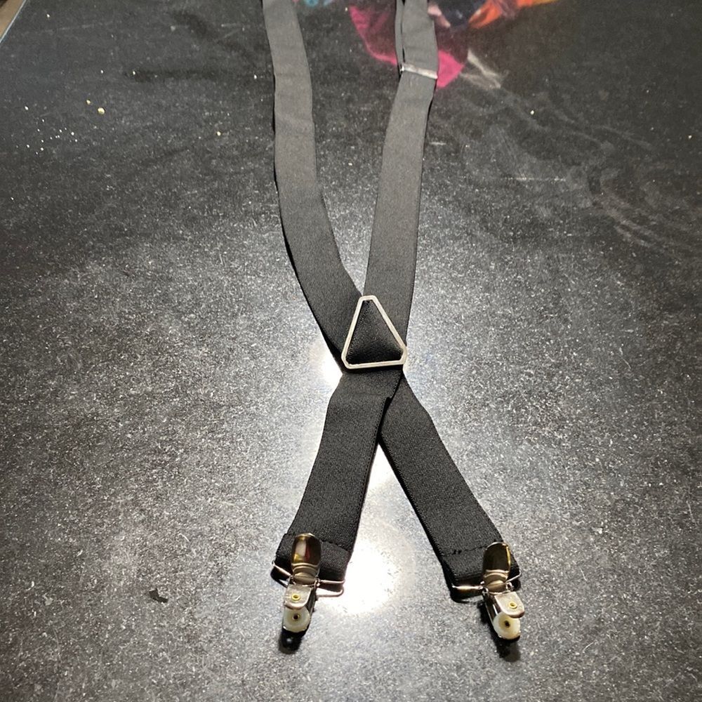 Black suspenders w/ silver accent closures w/ plastic teeth won’t rip clothes